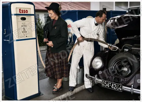 Tankwart befuellt Auto an neuer Esso-Tankstelle, 20. Juni 1950