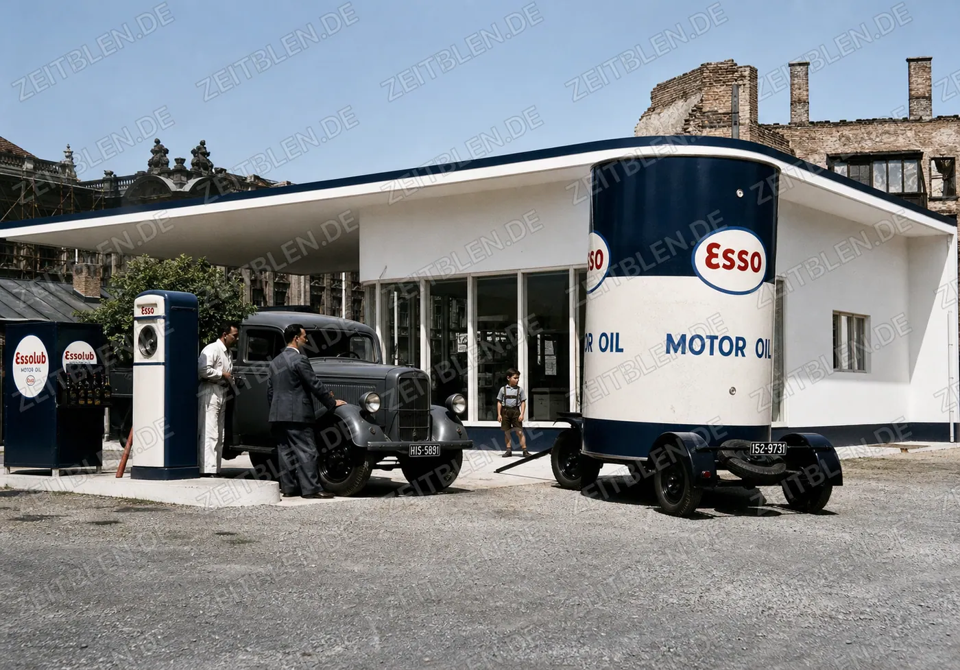 Neue Esso-Tankstelle in Muenchen, 10. Mai 1950