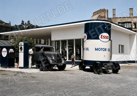 Neue Esso-Tankstelle in Muenchen, 10. Mai 1950
