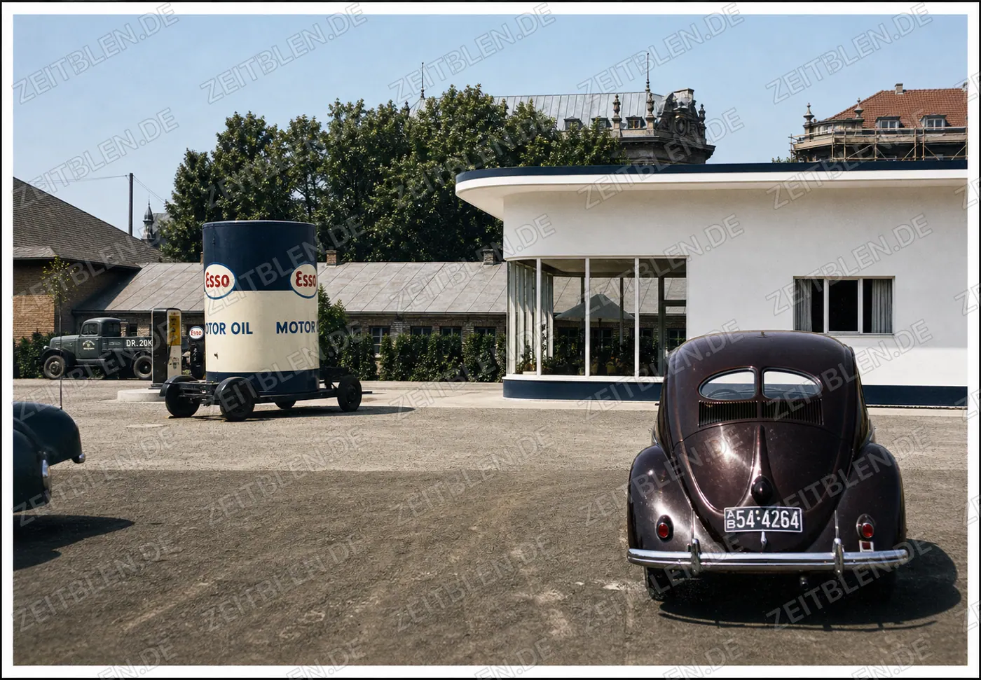 Esso-Tankstellenhof mit Volkswagen in Muenchen, 10. Mai 1950