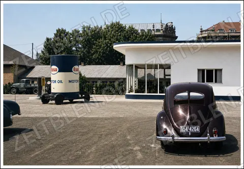 Esso-Tankstellenhof mit Volkswagen in Muenchen, 10. Mai 1950