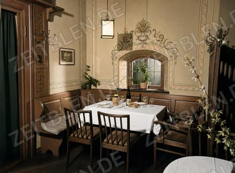 Tisch am Fenster der Osteria Bavaria in München