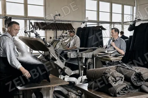 Pressarbeit in der Kleiderfabrik Louisoder