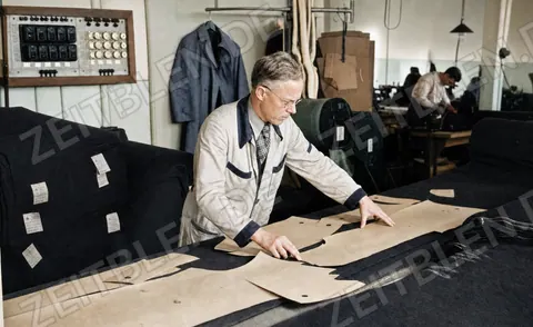 Zuschnitt in der Kleiderfabrik Louisoder