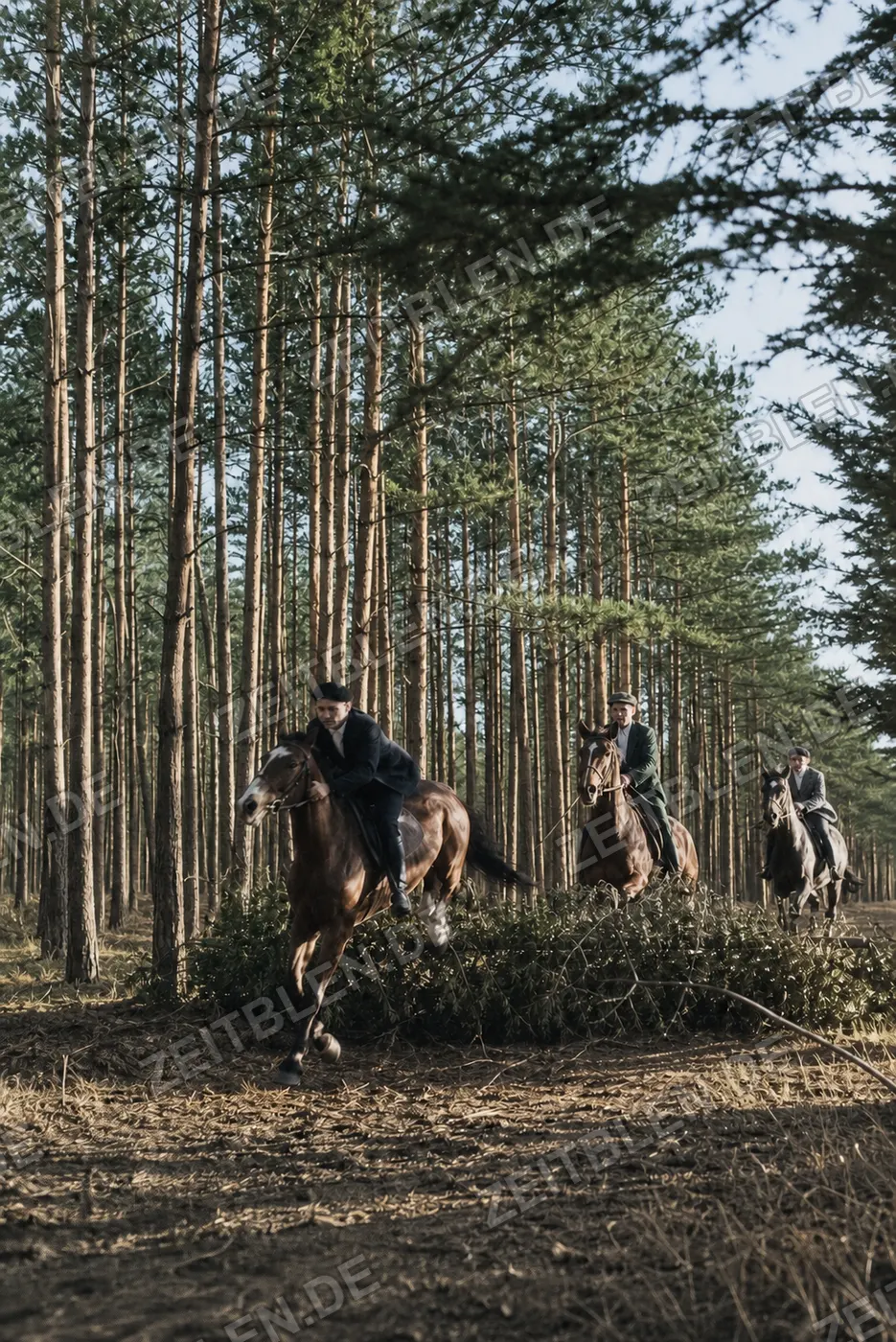 Hubertusjagd auf einem Waldweg