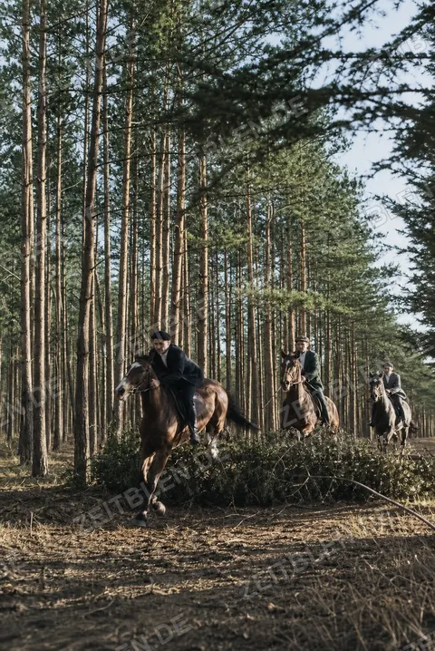 Hubertusjagd auf einem Waldweg