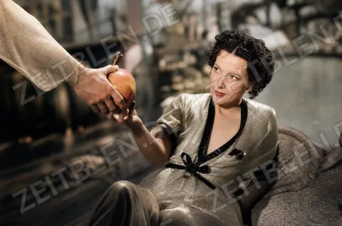 Sezenenbild aus dem Film " Der Apfel ist ab"