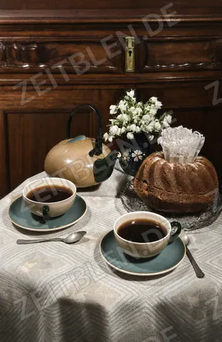 Gedeckter Tisch mit Nährmitteln, März 1947