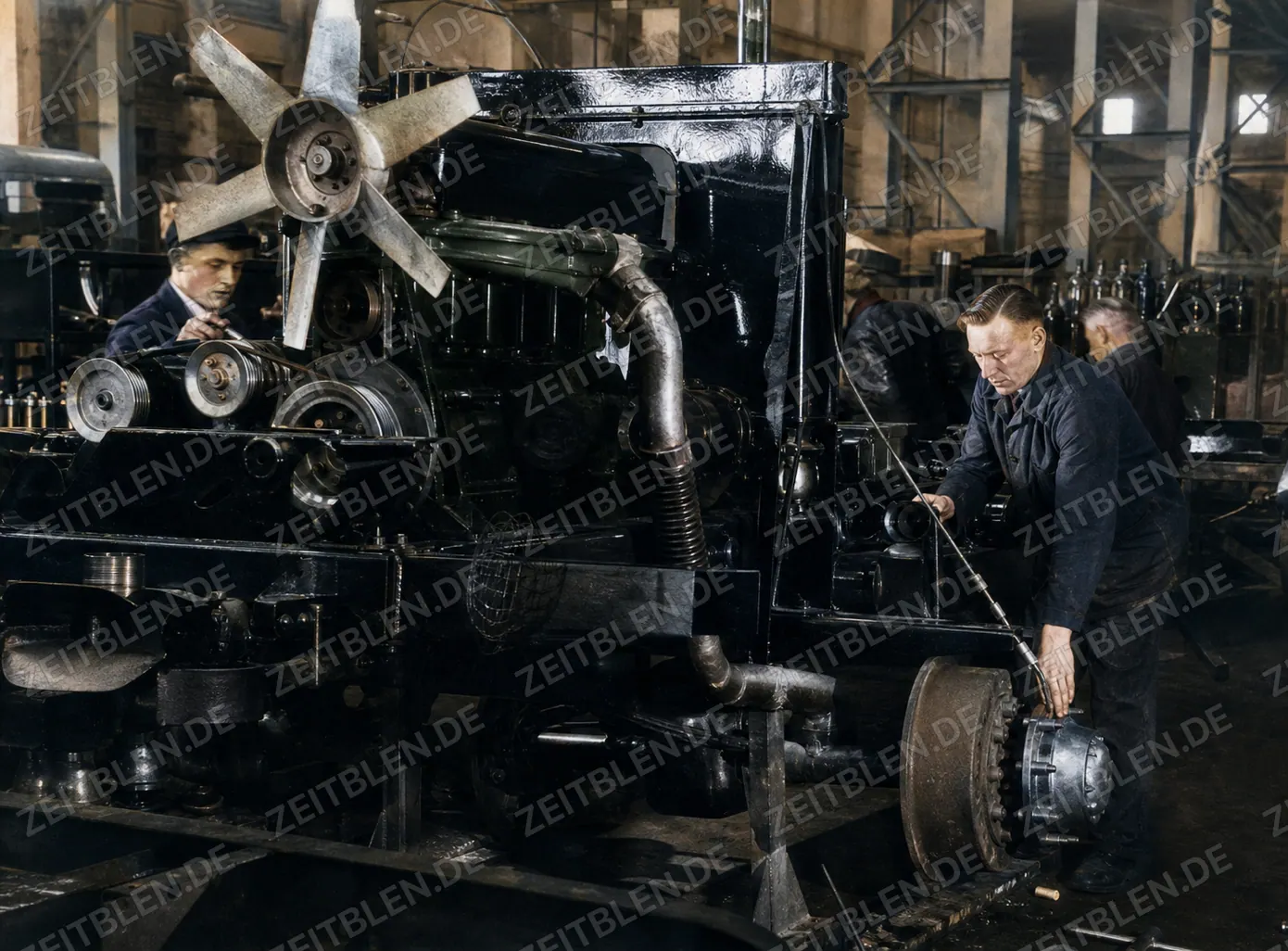 Krauss-Maffei München: Montage von Motor und Vorderachse eines Omnibusses