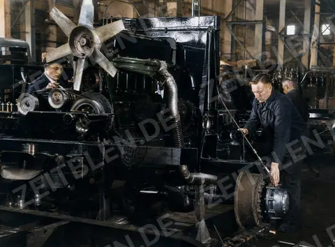 Krauss-Maffei München: Montage von Motor und Vorderachse eines Omnibusses