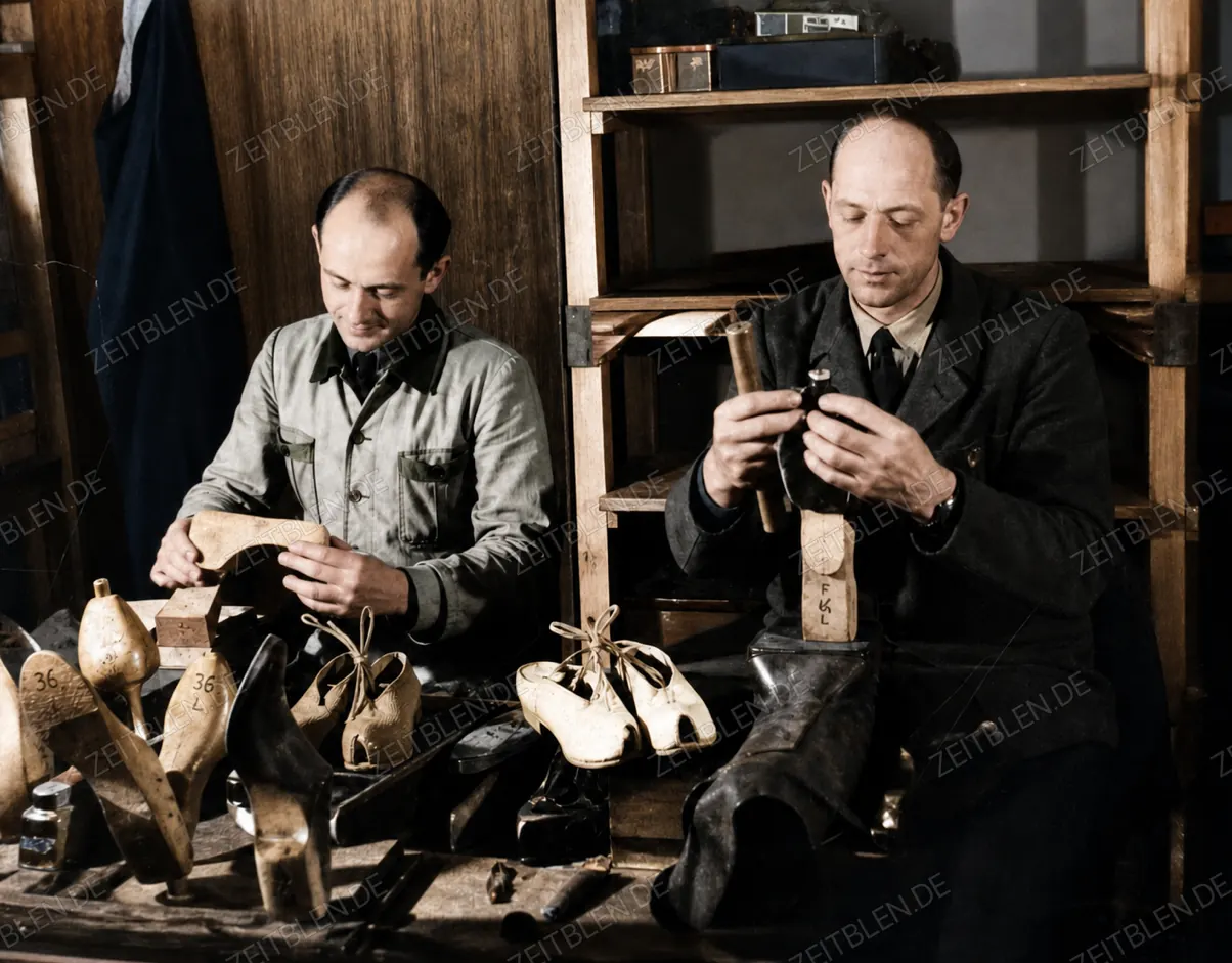 Schuhmacherarbeit in sudetendeutscher Werkstatt in Bad Reichenhall
