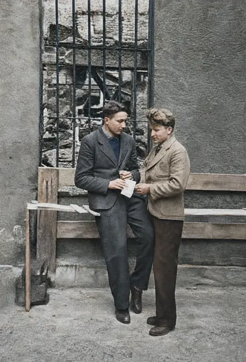 Jugendliche Schwarzhändler in einem Münchner Hinterhof, 9. November 1946