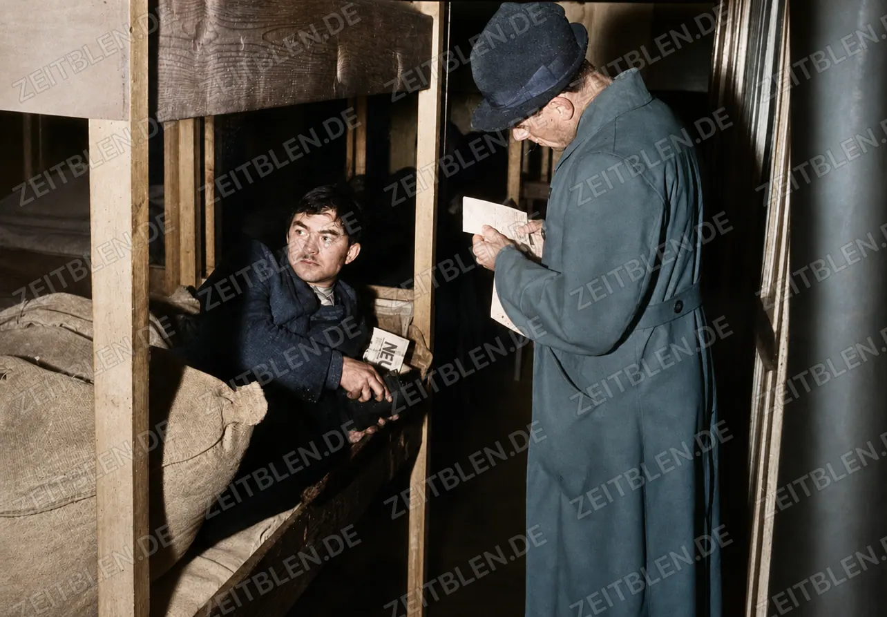 Kontrolle der Münchner Polizei in einer Unterkunft, 25. Oktober 1946