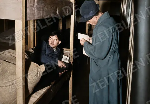 Kontrolle der Münchner Polizei in einer Unterkunft, 25. Oktober 1946