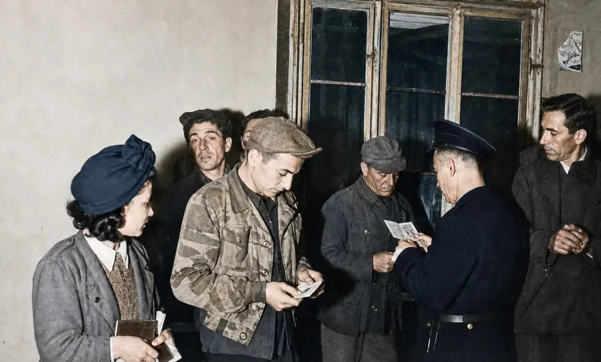 Münchner Polizei kontrolliert Personalien, 25. Oktober 1946