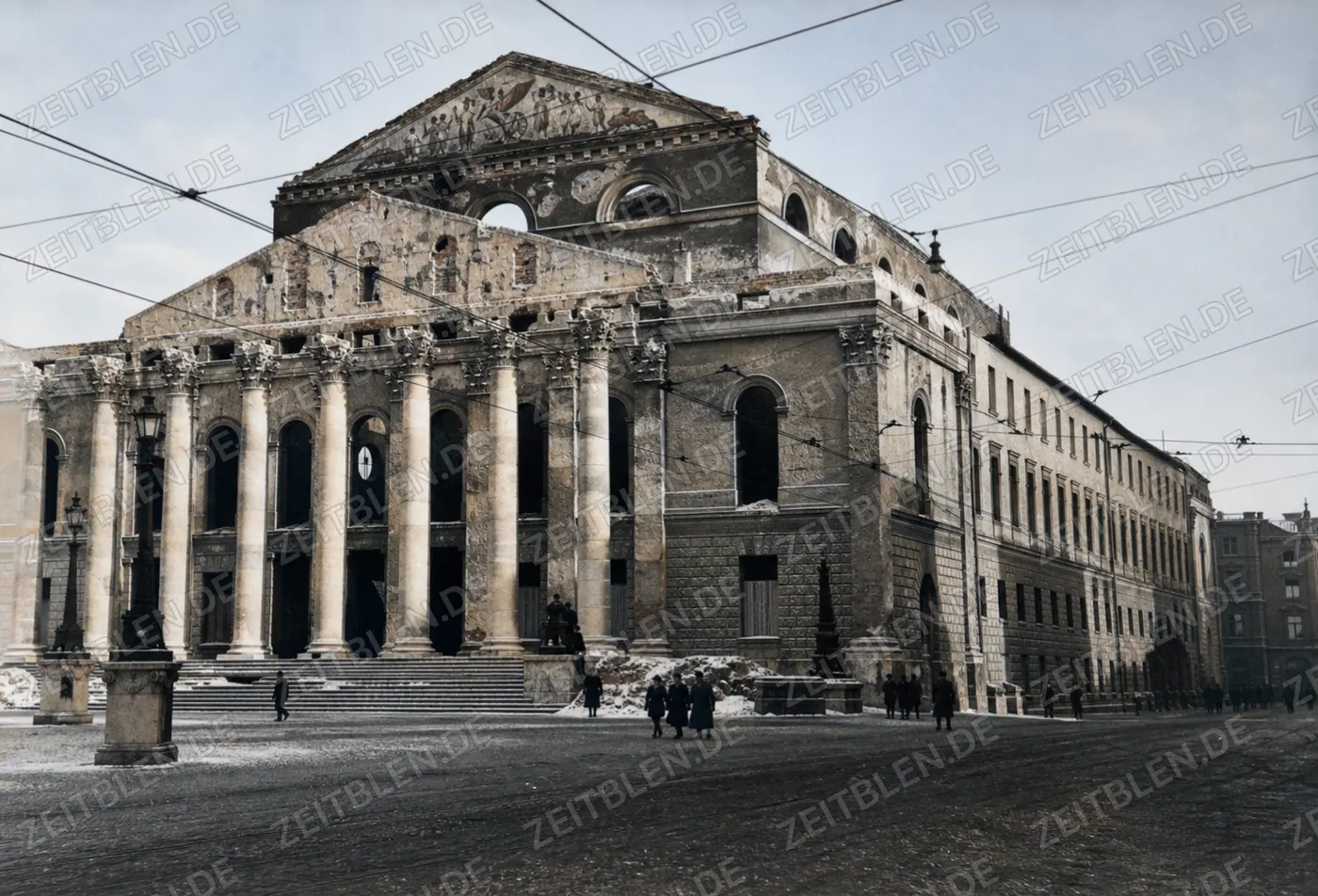 Seitlicher Blick auf das beschädigte Nationaltheater München