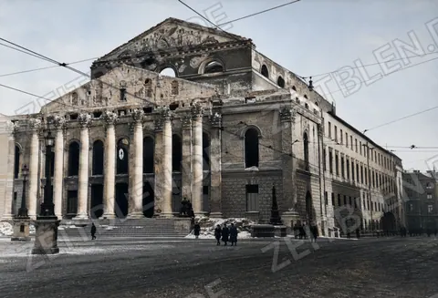 Seitlicher Blick auf das beschädigte Nationaltheater München