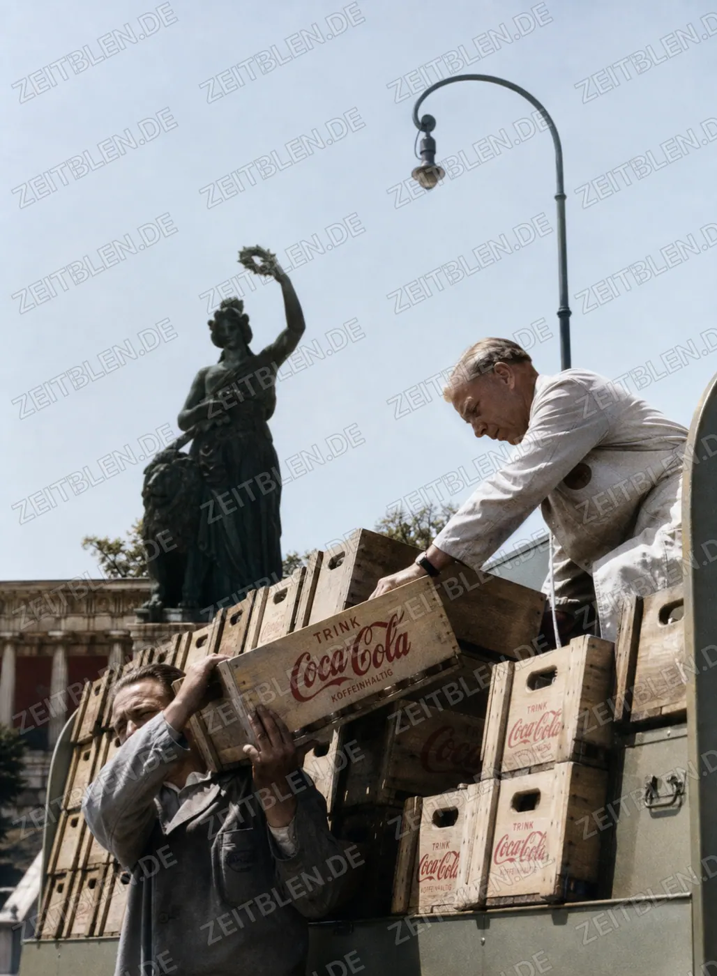 Coca-Cola-Kisten vor der Bavaria in München