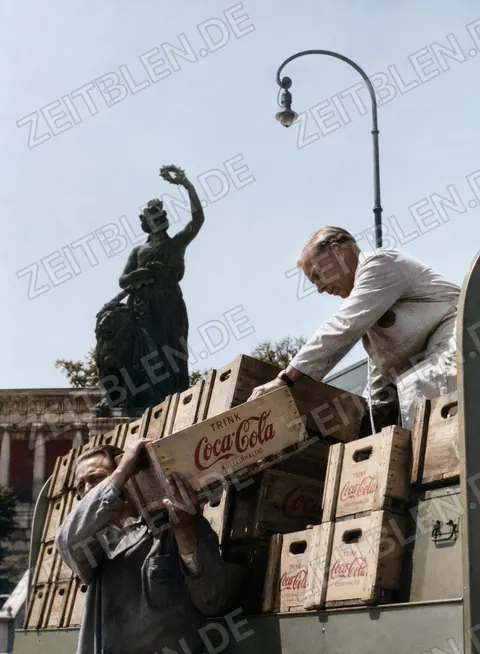 Coca-Cola-Kisten vor der Bavaria in München