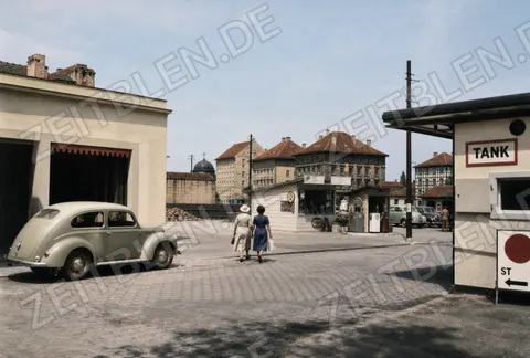 Münchner Straßenszene an einer Tankstelle