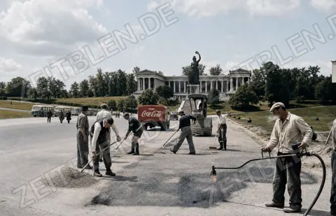 Straßenarbeiter vor der Bavaria mit Coca-Cola-Wagen