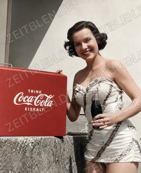 Werbemodell mit Coca-Cola-Flasche und Eiskalt-Schild