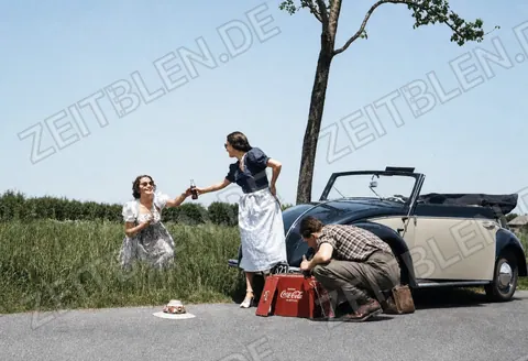Coca-Cola-Werbeszene am VW Käfer Cabriolet