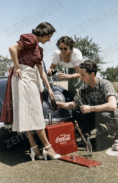 Coca-Cola-Pause am VW Käfer Cabriolet