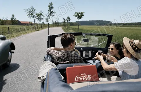 Coca-Cola-Werbemotiv mit Cabriolet, Juni 1951