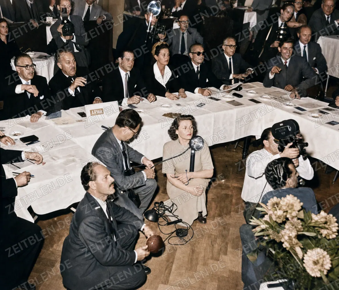 Jury und Presse beim Münchner Strumpfwettbewerb