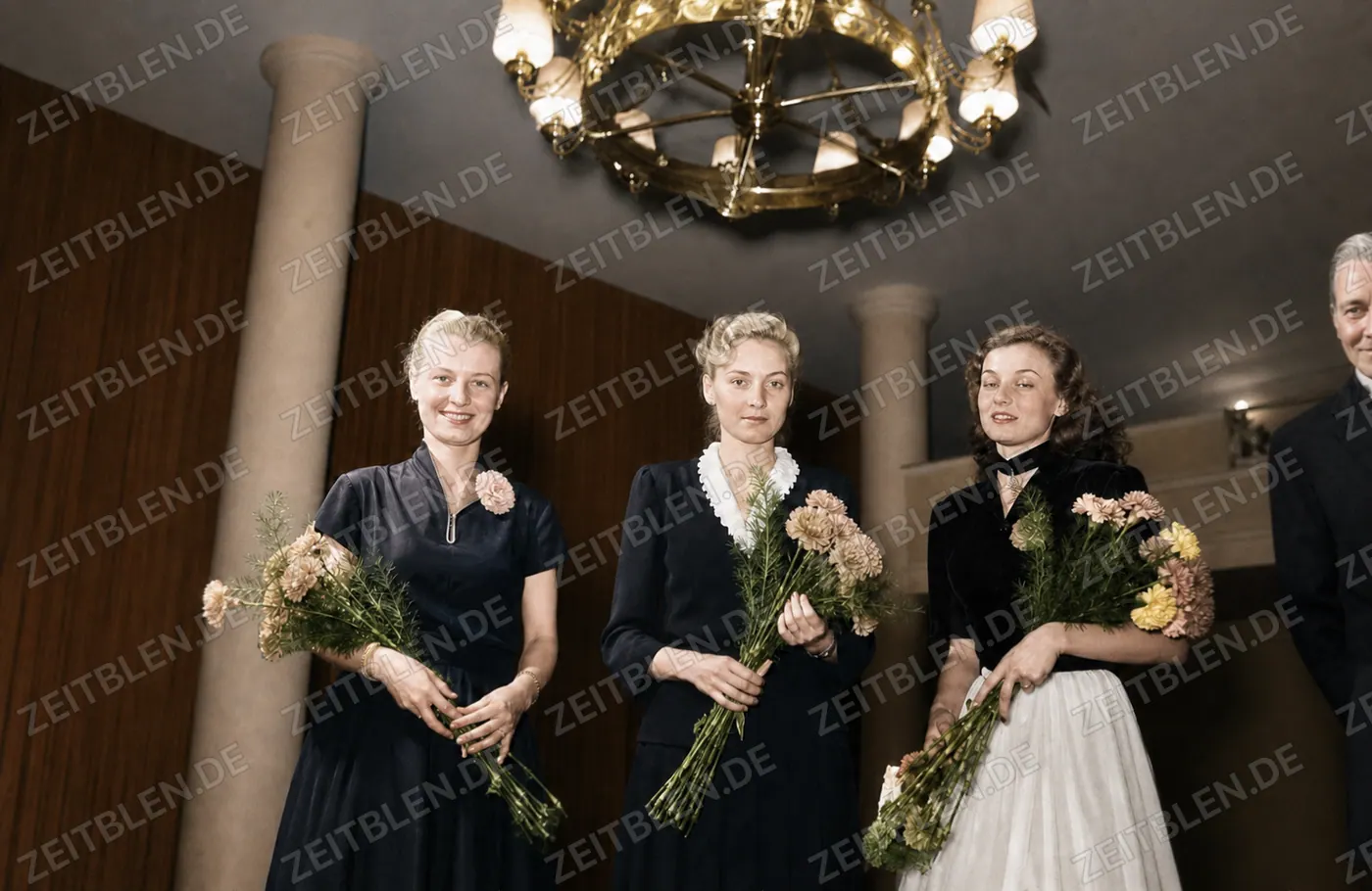 Drei Frauen mit Blumen nach einer Modepräsentation