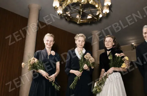 Drei Frauen mit Blumen nach einer Modepräsentation