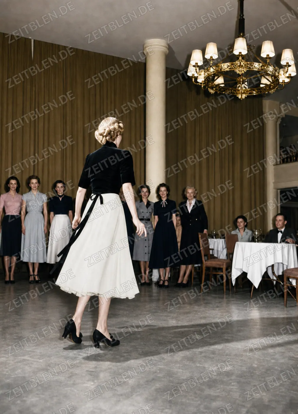 Einzelpräsentation eines Models auf einer Münchner Modeschau
