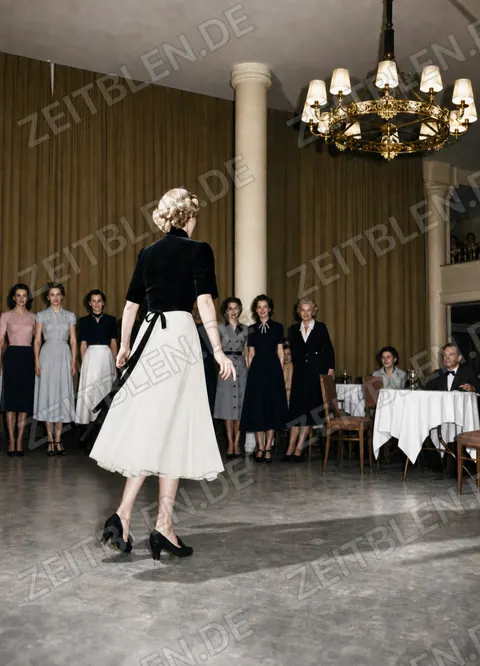 Einzelpräsentation eines Models auf einer Münchner Modeschau