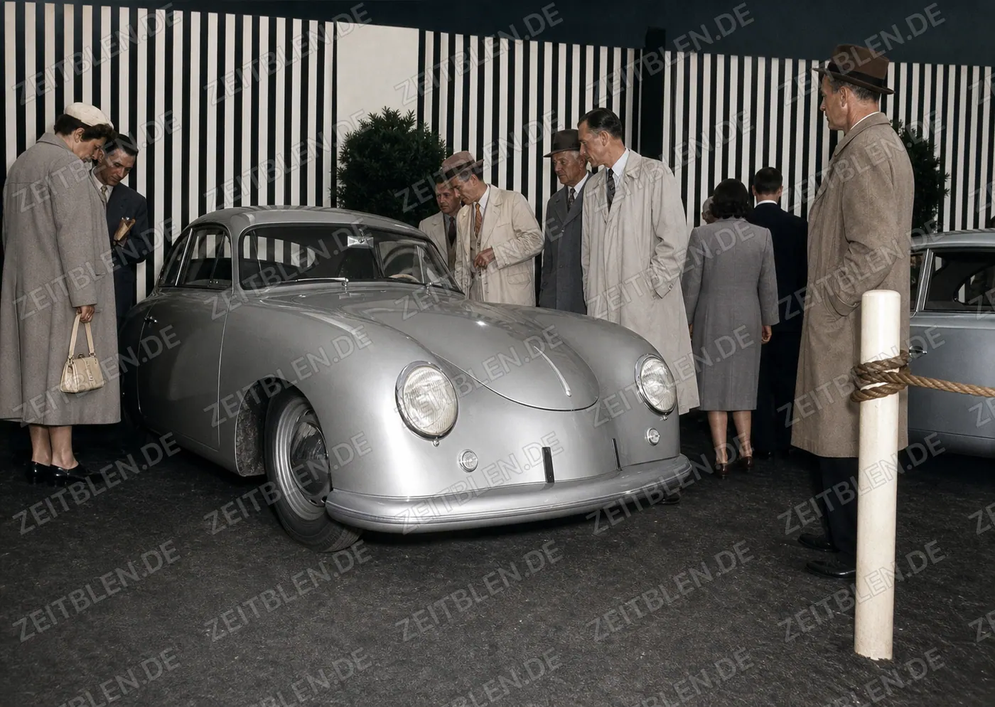 Früher Porsche 356 , Urmodell ,auf einer Münchner Autoausstellung