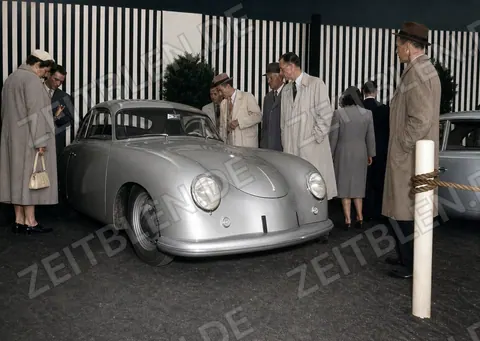 Früher Porsche 356 , Urmodell ,auf einer Münchner Autoausstellung