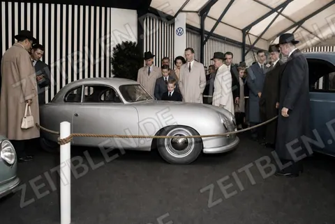 Porsche und Volkswagenstand bei der Firma MAHAG auf einer Münchner Autoausstellung