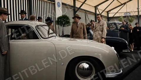 Besucher bei der Firma MAHAG am Volkswagen-Stand einer Autoausstellung