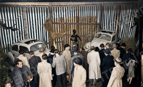 Volkswagen-Käfer am Messestand der Autoausstellung