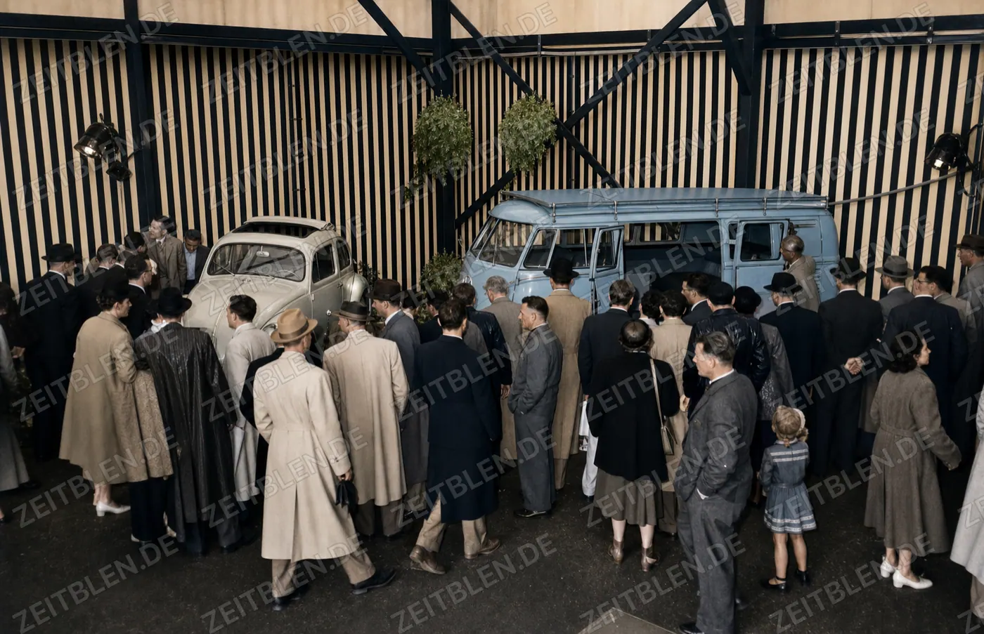 Volkswagen Käfer und Transporter auf der Autoausstellung
