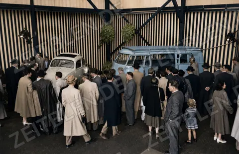 Volkswagen Käfer und Transporter auf der Autoausstellung