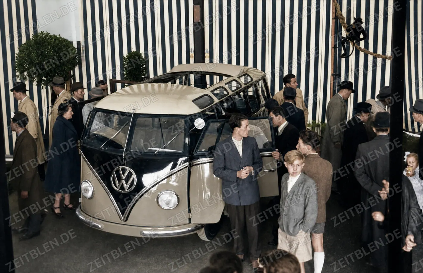 Volkswagen T1-Bus auf der Autoausstellung der Firma MAHAG