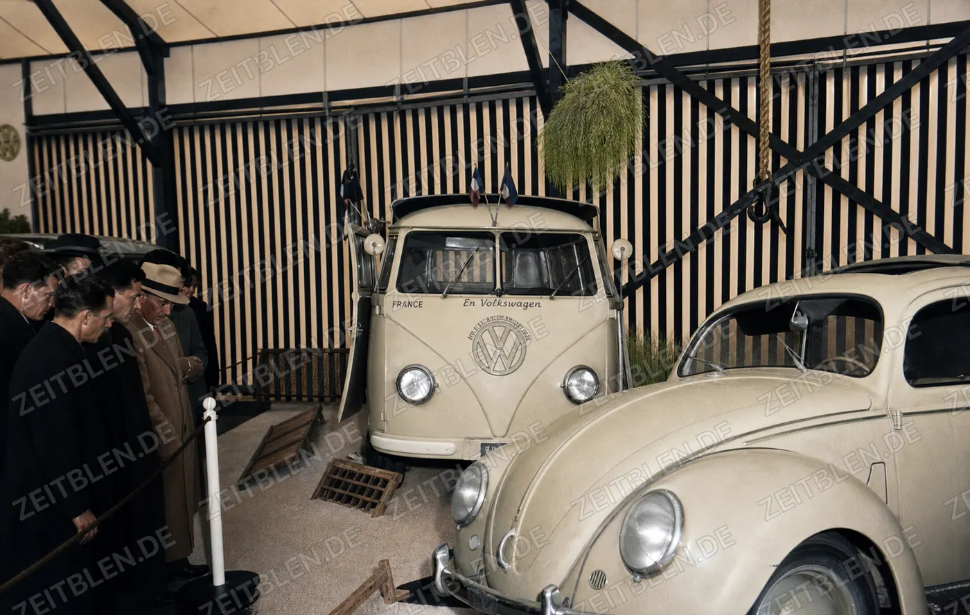 VW Käfer und Transporter mit internationalem Messehinweis