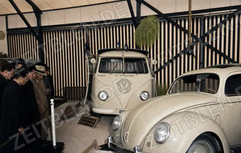 VW Käfer und Transporter mit internationalem Messehinweis