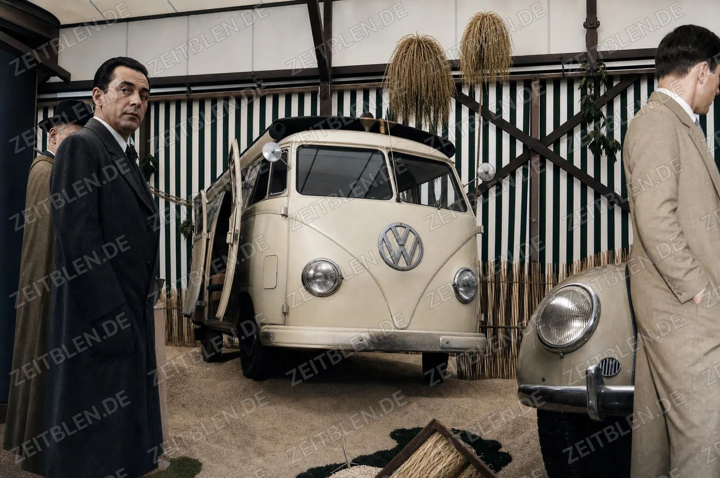 International beschrifteter VW Transporter auf der Autoausstellung