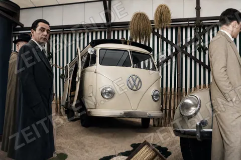 International beschrifteter VW Transporter auf der Autoausstellung