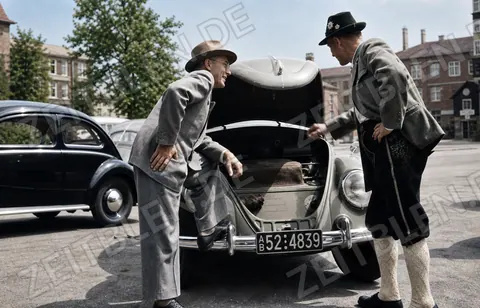 Beratung am VW Käfer mit geöffnetem Frontdeckel