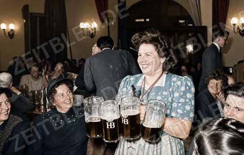 Bedienung mit Hofbräu-Maßkrügen im Münchner Hofbräuhaus