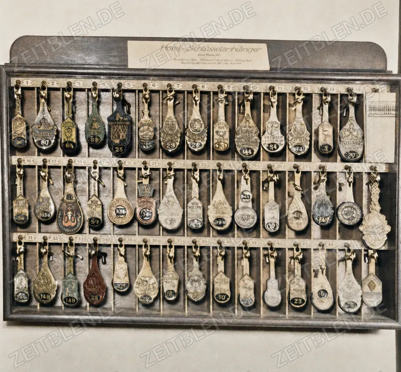 Schlüsselanhänger-Schautafel auf der Münchner Gaststättenschau