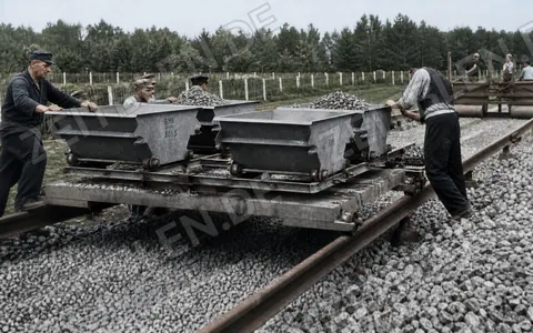 Schotterwagen beim Einschottern neu verlegter Gleise